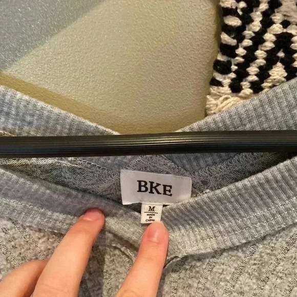 BKE GRAY TEXTURE LAYERED SWEATER SIZE M - Picture 4 of 4